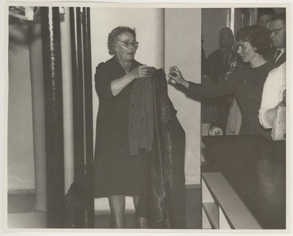 Uues garderoobis 5. juunil 1966. Riidehoidja Elfriide Liias võtab vastu esimeste külaliste üleriided.