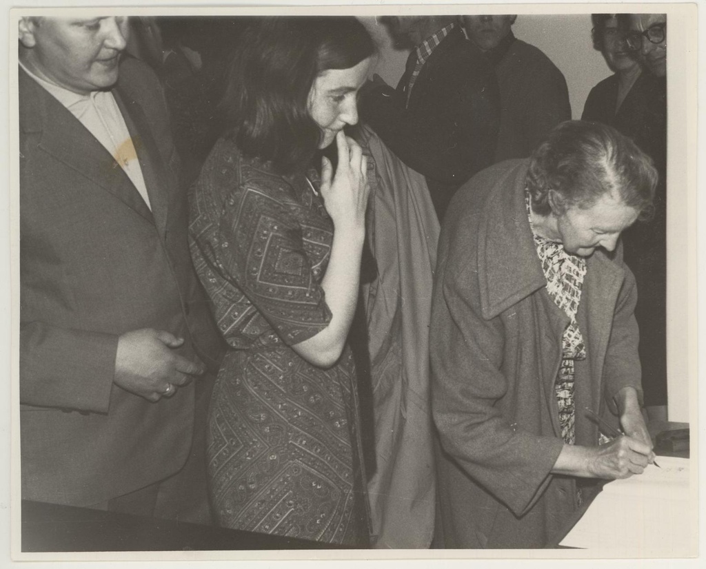 Uues garderoobis 5. juunil 1966. Registreerimisraamatusse kirjutab endine sekretär-masinkirjutaja Alice Viru, 05.06.1966.