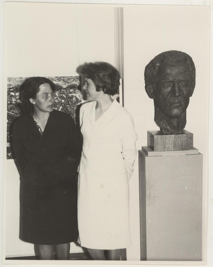 Tartu kunstinäituse avamine 5. juunil 1966. Direktori asetäitja teaduslikul alal Eha Ratnik (vasakul) ja teaduslik töötaja Maire Toom.