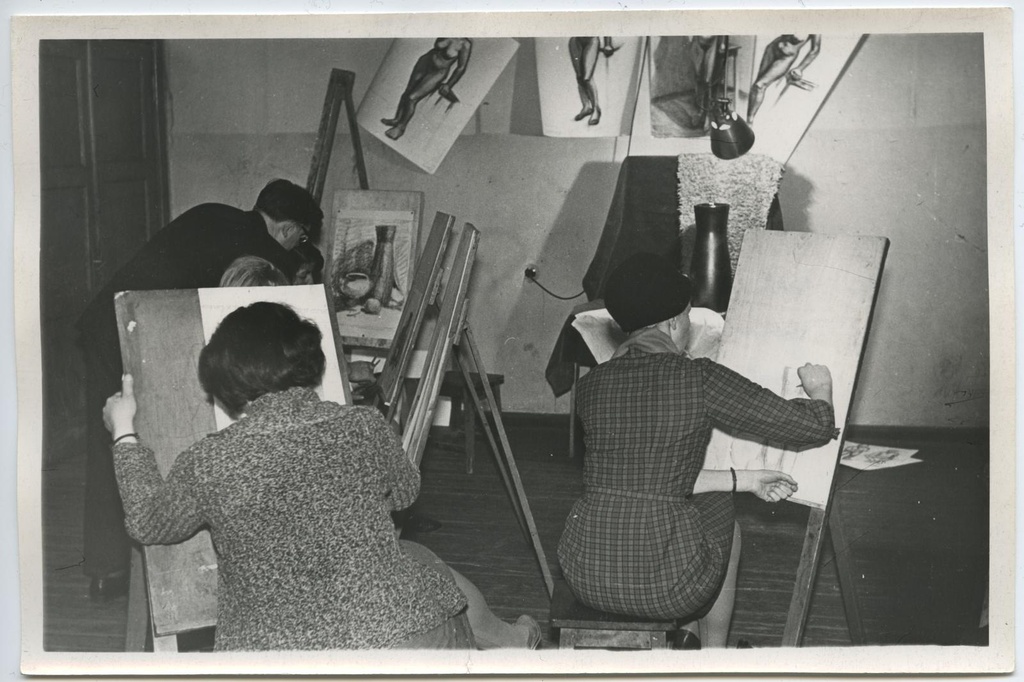 Joonistusrühm töötamas Tartu Kunstikoolis 20 märtsil 1967. Juhendab kunstnik Albert Anni.