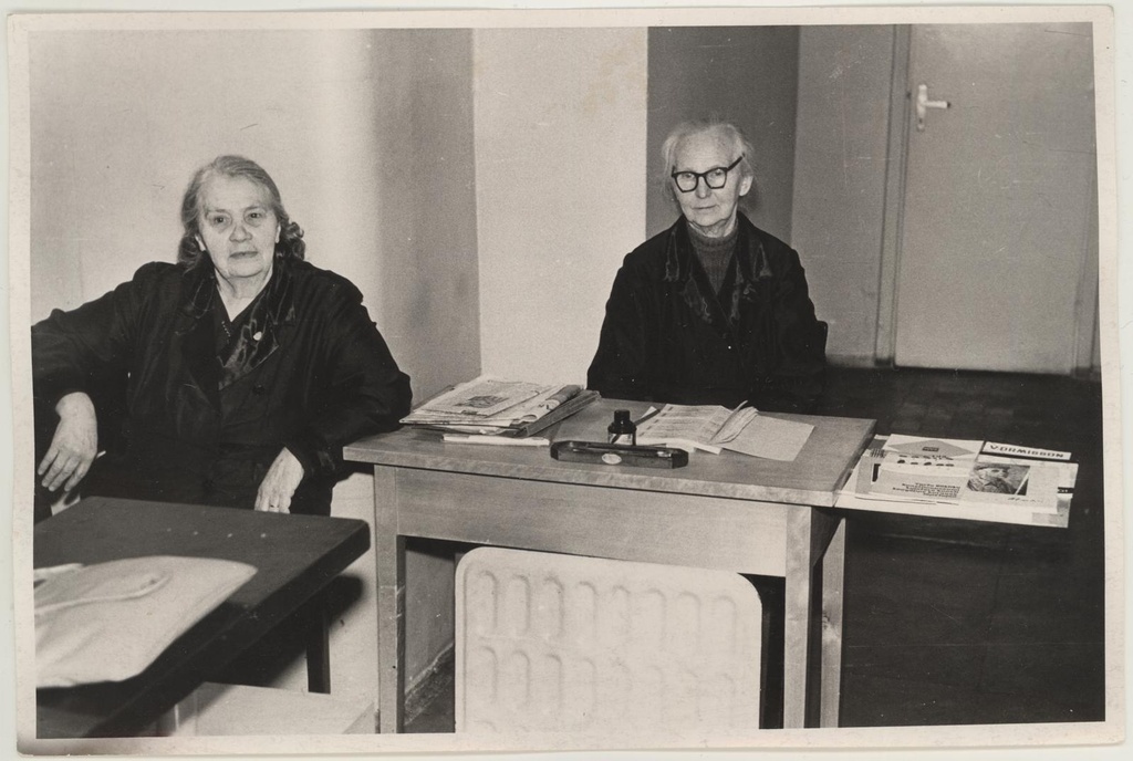 Muuseumi teenija Helene Puusaag (vasakul) ja vanem muuseumiteenija Hilda Volmer garderoobis aprilli lõpul 1967.