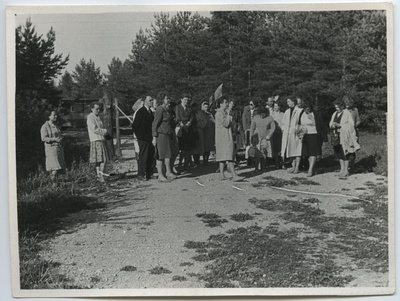 Rahvaülikooli II lend ekskursioonil Tallinna ja Taeblasse 7. juunil 1964. Ants Laikmaa Majamuueumi lähedal.  similar photo