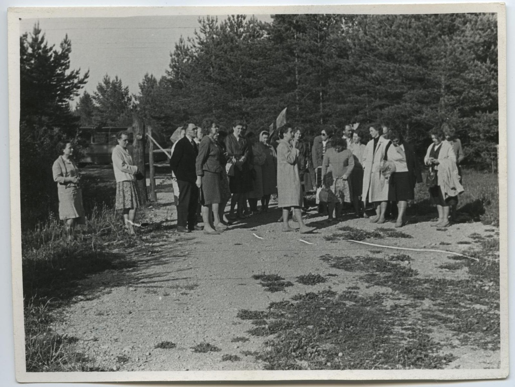 Rahvaülikooli II lend ekskursioonil Tallinna ja Taeblasse 7. juunil 1964. Ants Laikmaa Majamuueumi lähedal.