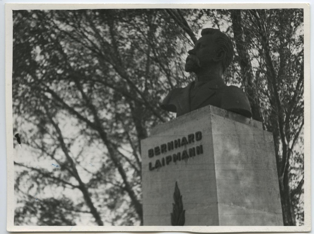 Rahvaülikooli II lend ekskursioonil Tallinna ja Taeblasse 7. juunil 1964. Bernhard Laipmanni monument Haapsalus.