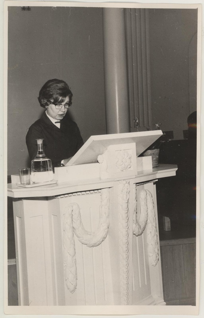 Muuseumi teadusliku sekretäri Tiina Nurga väitekirja kaitsmine kandidaadi kraadi saamiseks Ajaloo-keeleteaduskonna Nõukogu ees TRÜ aulas 24. jaan. 1968. Dissertant Tiina Nurk.