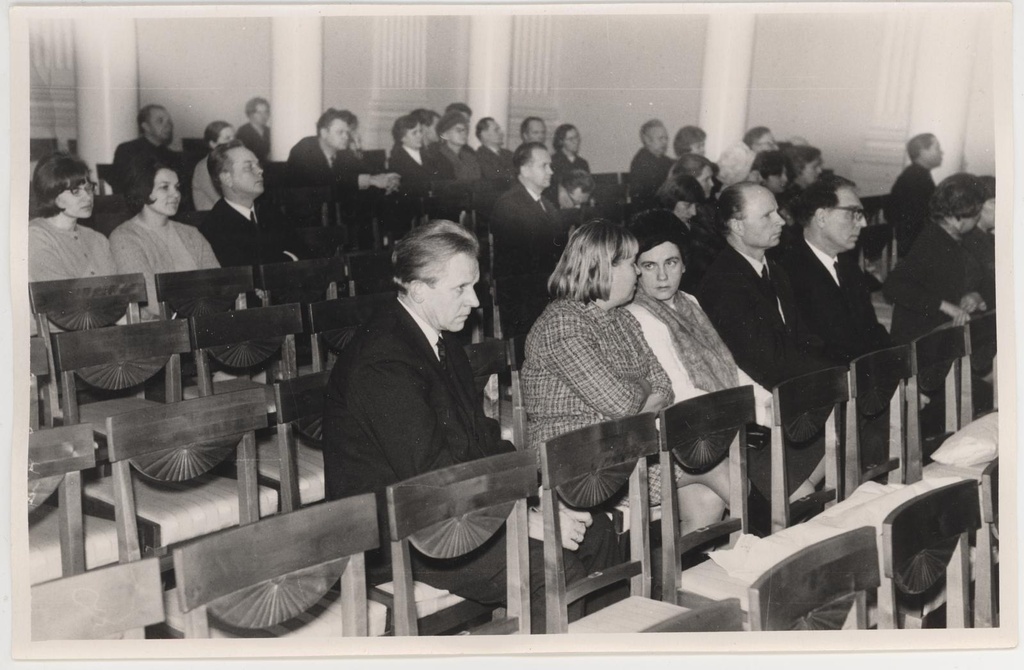 Muuseumi teadusliku sekretäri Tiina Nurga väitekirja kaitsmine kandidaadi kraadi saamiseks Ajaloo-keeleteaduskonna Nõukogu ees TRÜ aulas 24. jaan. 1968. Vaade aulasse.