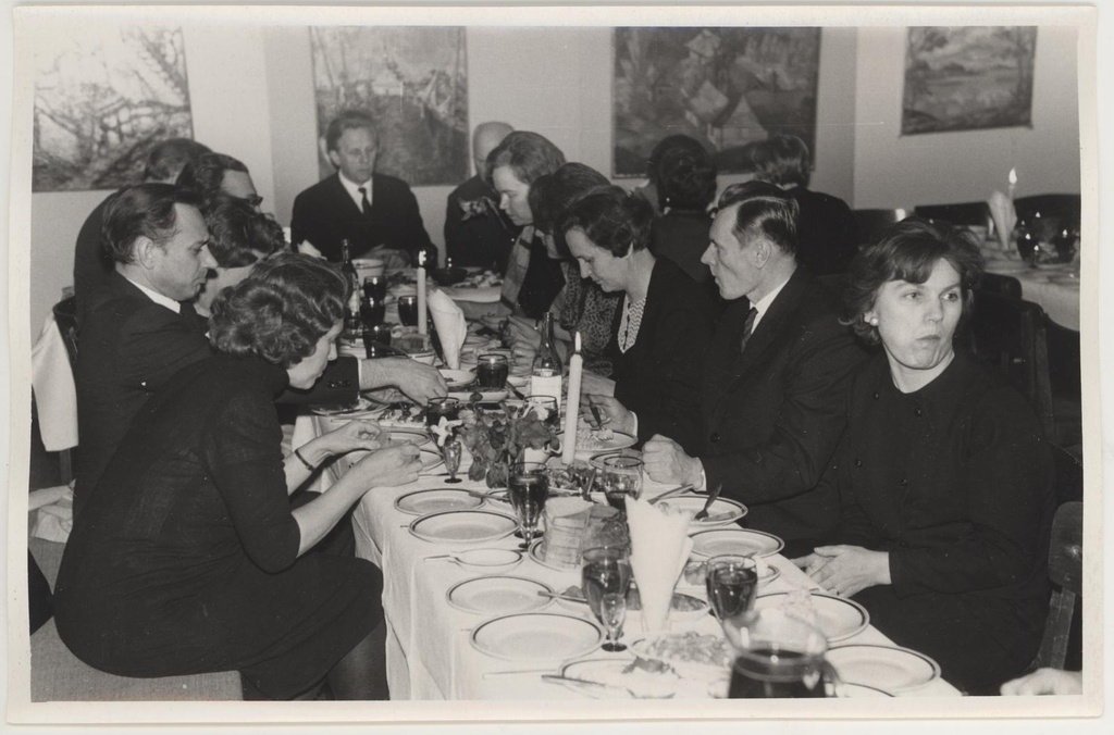 Muuseumi teadusliku sekretäri Tiina Nurga väitekirja kaitsmise puhul toimunud koosviibimine muuseumis 24. jaan. 1968. Peolauas.