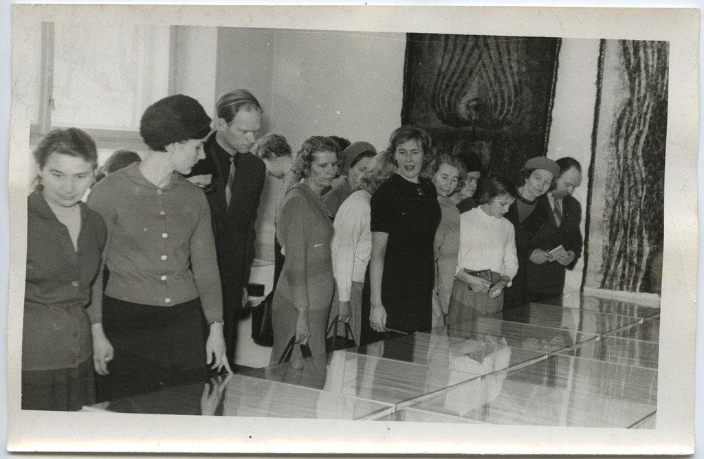 Põltsamaa filiaali ekskursioon vabariiklikul tarbekunsti näitusel 2. veebruaril 1969. Juhendab muuseumi vanem teaduslik töötaja Maire Toom (keskel).