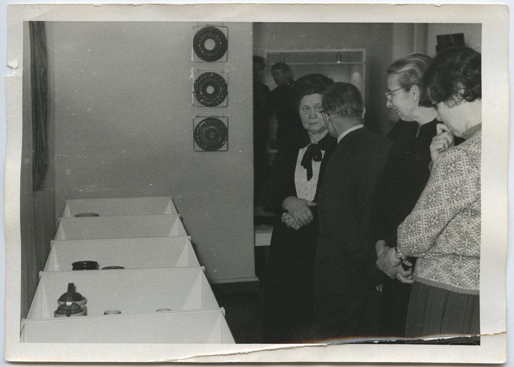 Põltsamaa filiaali ekskursioon vabariiklikul tarbekunsti näitusel 2. veebruaril 1969. Vaade näitusesaali