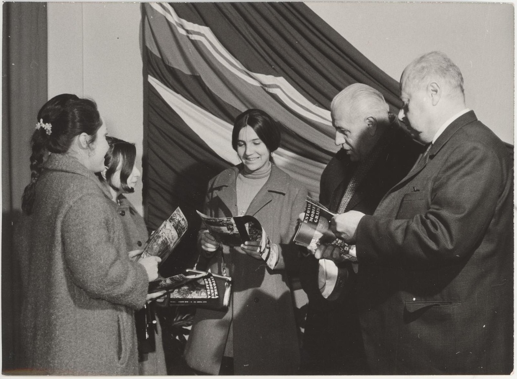 Eesti nõukogude graafika näituse avamine Prahas 8. jaan. 1970. Külalisi näituse avamisel.