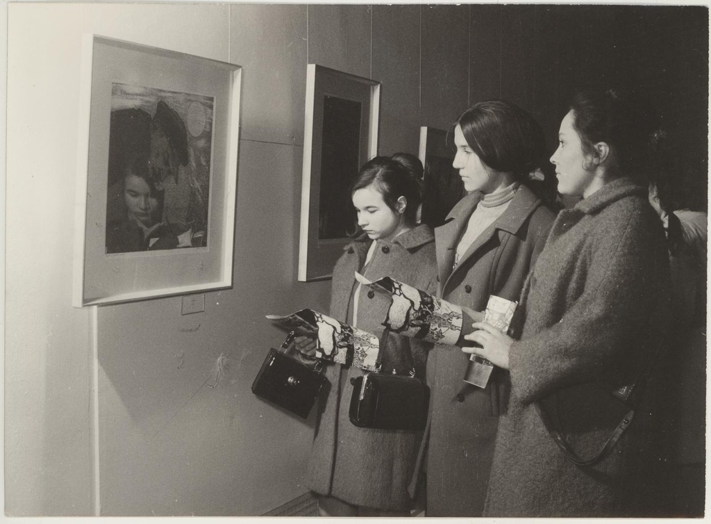 Eesti nõukogude graafika näituse avamine Prahas 8. jaan. 1970. (Obecni dóm Galerie Hlavniho mešta Prahy). Näitusega tutvumine