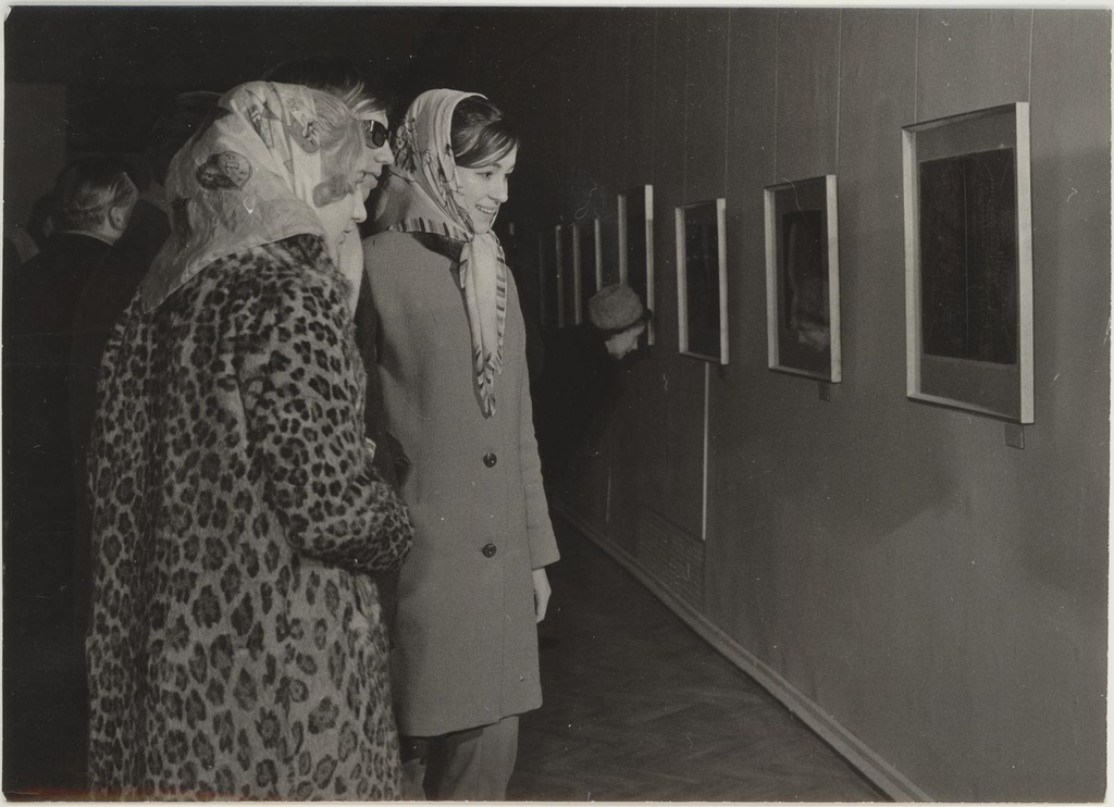 Eesti nõukogude graafika näituse avamine Prahas 8. jaan. 1970. (Obecni dóm Galerie Hlavniho mešta Prahy). Näitusega tutvumine