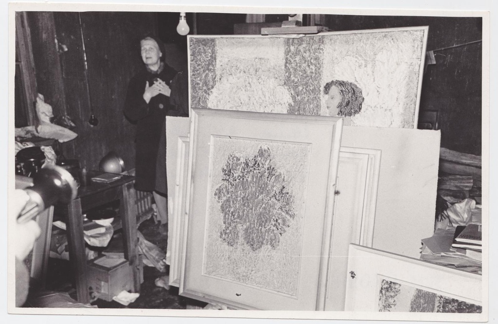 Ellinor Aiki ateljee pärast tulekahju 25.10.1969. Pildistas T. Ilomets kell 23.30. Muuseumi peavarahoidja Tuui Koort ateljees