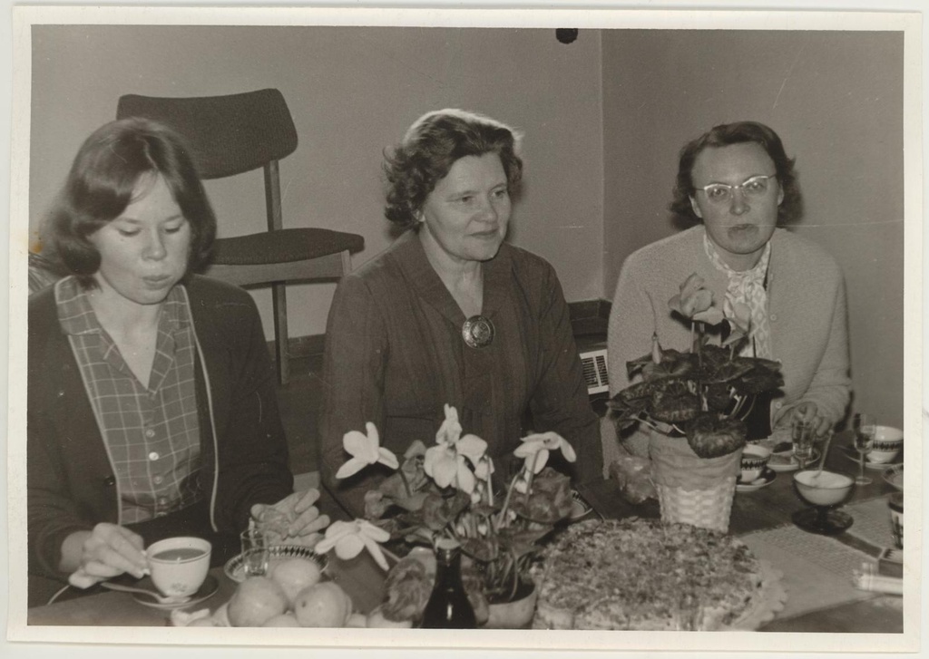 Vanemraamatupidaja Häitse Kriisa 10.aasta tööjuubeli tähistamine 30.04.1969. Kohvilauas keskel juubilar, paremal Leida Trink, vasakul Mari Pill.