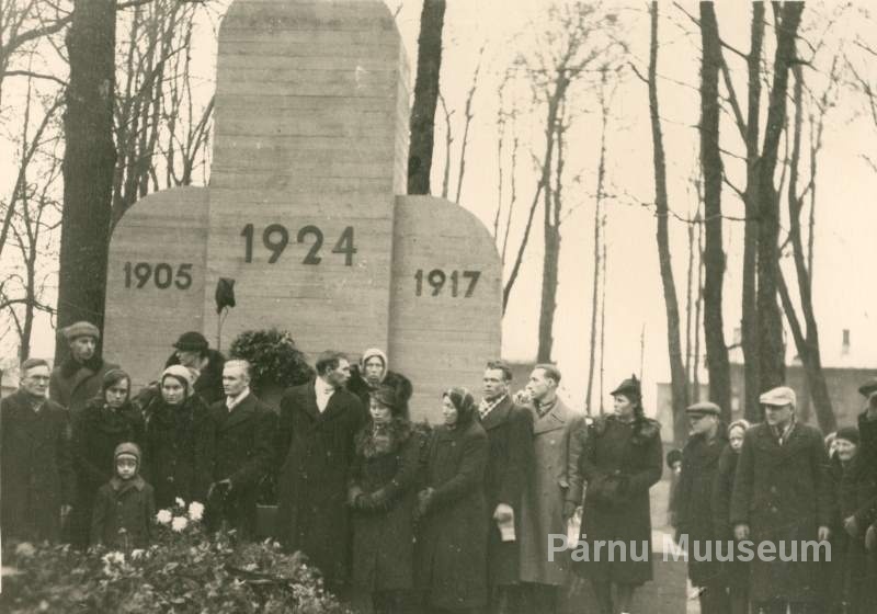 Photo, 1940, from the forest of Raeküla to the old park on the grave of surrounded people.