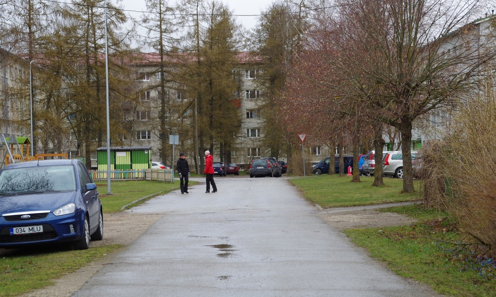 Sõdurid ja ohvitserid Rakvere suurtükiväe kasarmu ees rephoto