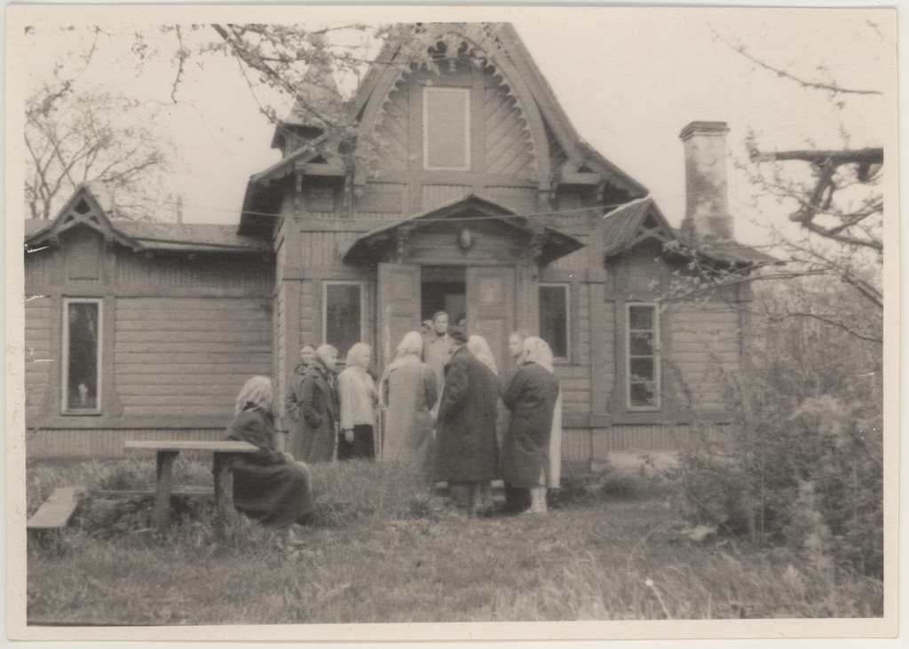 Ekskursioon Loode-Eestisse 28.-30. mail 1958. Skulptor Amandus Adamsoni maja ees Paldiskis.