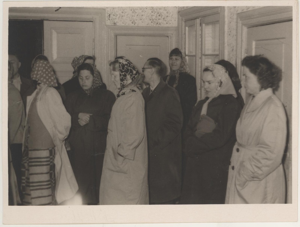 Ekskursioon Loode-Eestisse 28.-30. mail 1958. Skulptor Amandus Adamsoni ateljees Paldiskis.