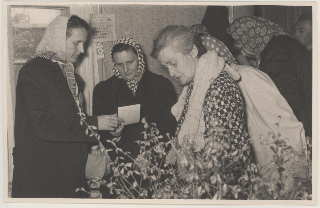 Ekskursioon Loode-Eestisse 28.-30. mail 1958. Skulptor Amandus Adamsoni majas Paldiskis.