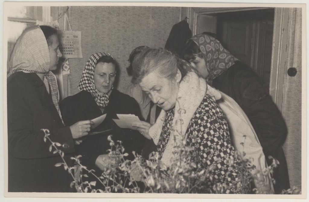 Ekskursioon Loode-Eestisse 28.-30. mail 1958. Skulptor Amandus Adamsoni majas Paldiskis.