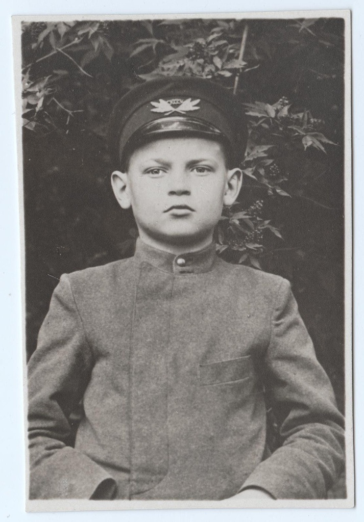 Erik Obermann 12. aastane (Tartu Reaalkooli õpilase vormis)