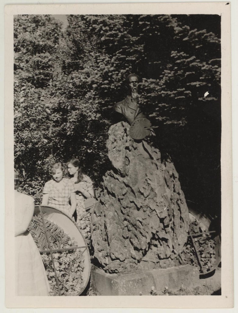 Ekskursioon Taeblasse maalikunstnik Ants Laikmaa talumuuseumi avamisele 5. juun. 1960. Peatus Suure-Jaanis maalikunstnik Johan Köleri haua juures. Tiina Nurk  (vasakul) tema kõrval Taimo Kuusik.