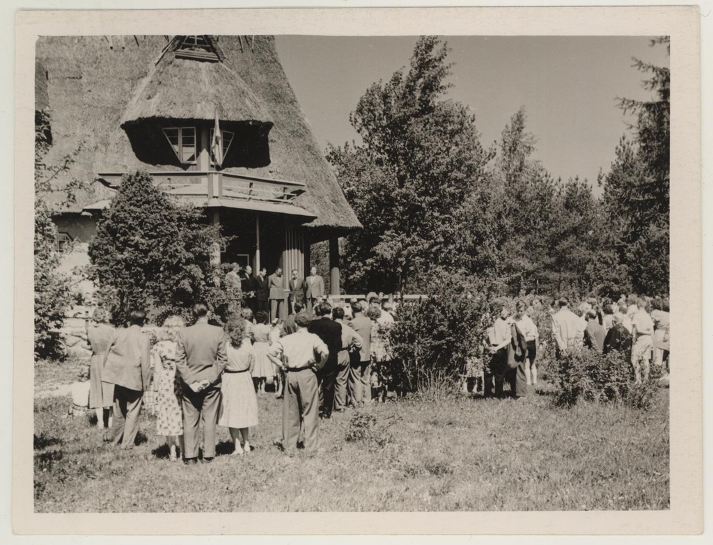 Ekskursioon Taeblasse maalikunstnik Ants Laikmaa  talumuuseumi avamisele 05.06.1960. Moment näituse avamisest.