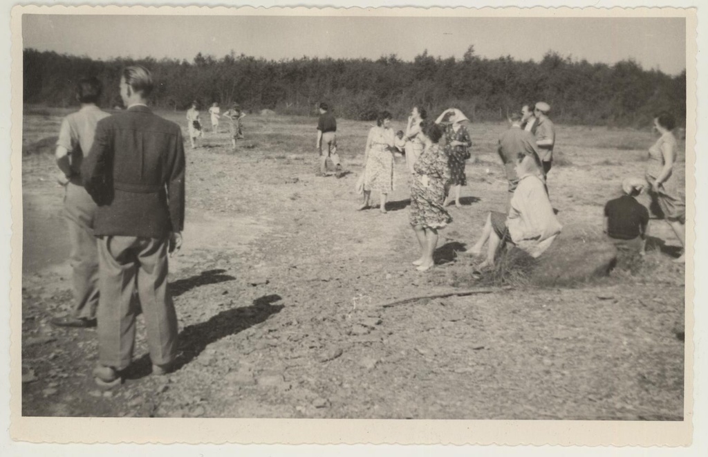 Ekskursioon Taeblasse maalikunstnik Ants Laikmaa talumuuseumi avamisele 5. juuni 1960. Mere ääres Taeblas.