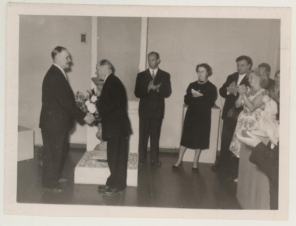 Skulptor professor Anton Starkopfi personaalnäituse avamine 28. aug. 1960. Jõgeva Sordiaretusjaama teaduslik töötaja Rudolf Tamm õnnitleb skulptor professor Anton  Starkopfi.