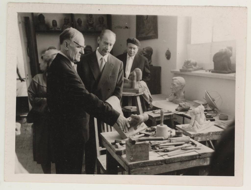 Skulptor professor Anton Starkopfi personaalnäituse avamine 28. aug. 1960. A. Starkopfi ateljees.