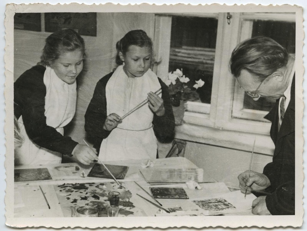 TKM-i 5. kunstiajaaloo ring tööl 1. märtsil 1960. Juhendab kunstnik-restauraator Nikolai Jasnetski.