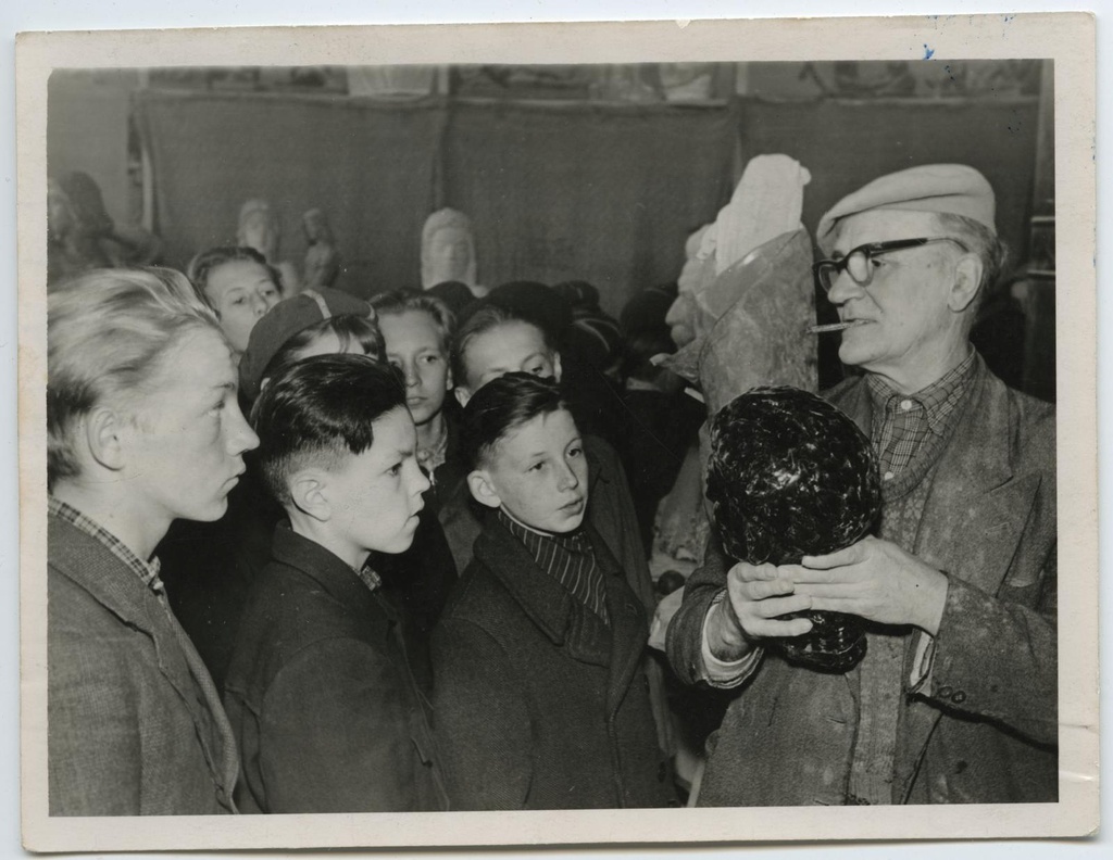 TKM-i 5. kunstiajaloo ringi liikmed ja Tartu VIII 7-kl. kooli õpilased õppematkal prof. Anton Starkopfi ateljees 19. apr. 1960.
