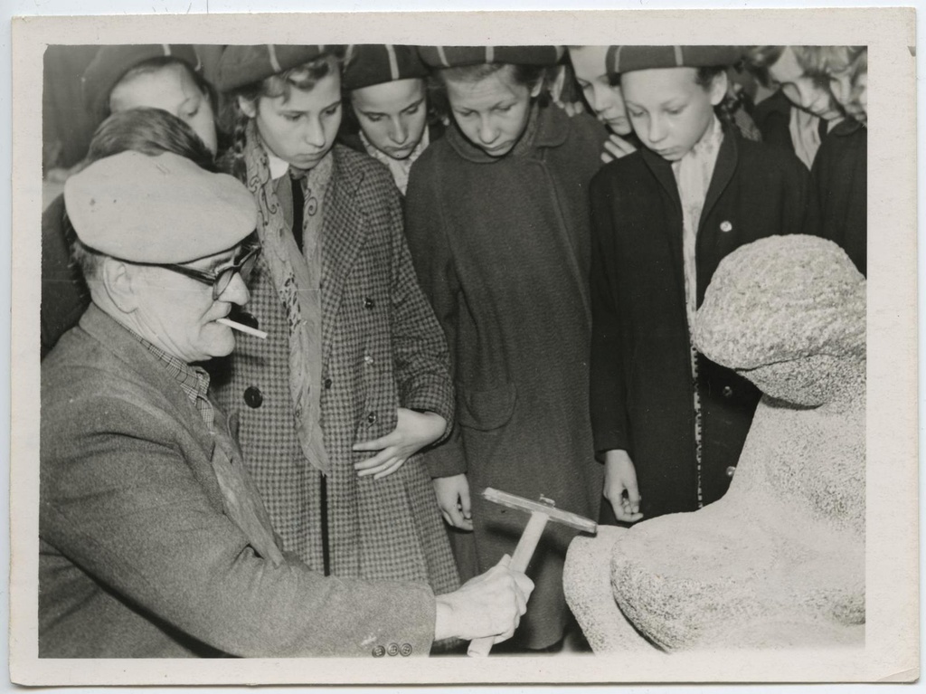 TKM-i 5. kunstiajaloo ringi liikmed ja Tartu VIII 7-kl. kooli õpilased õppematkal prof. Anton Starkopfi ateljees 19. apr. 1960.