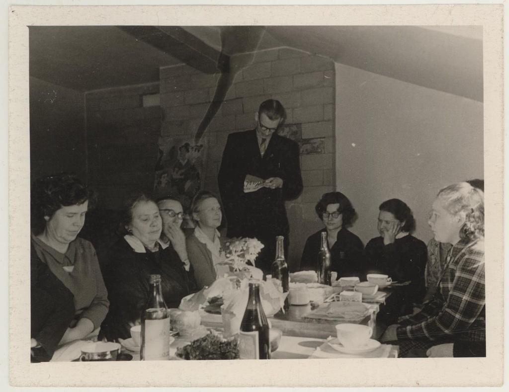 Naistepäeva tähistav koosviibimine 8.03.1961. Päevakohase kõnega esineb majandusala juhataja Heilo Marken.