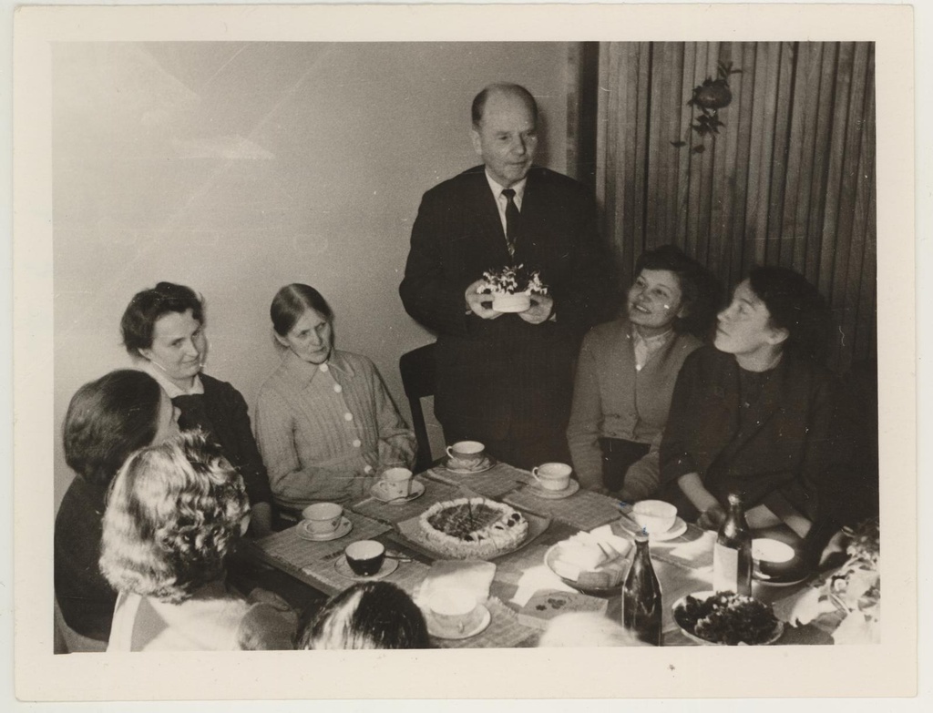 Naistepäeva tähistav koosviibimine 8.03.1961. Päevakohase sõnavõtuga esineb Rudolf Tamm Jõgevalt.