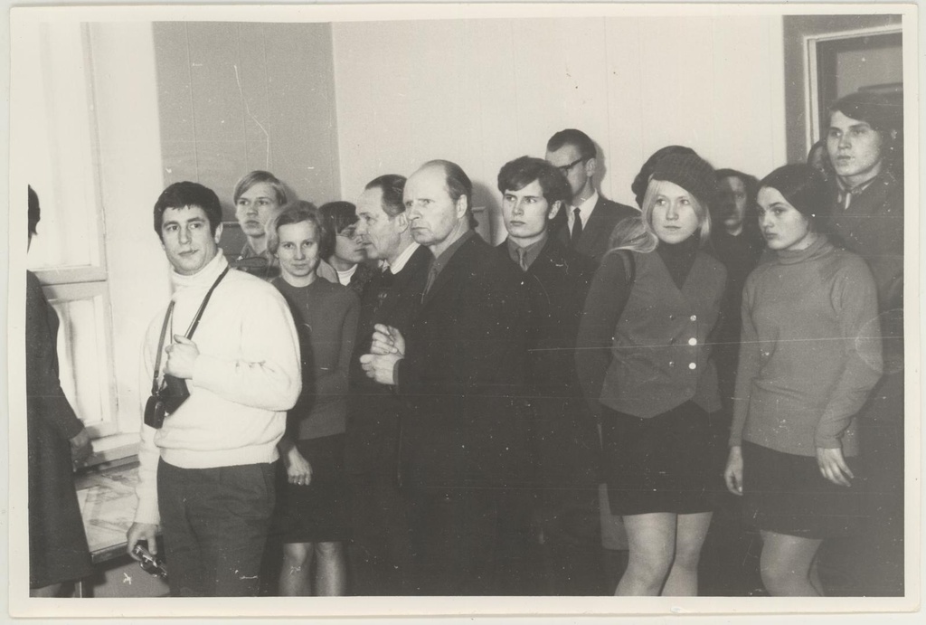 Ülo Soosteri teoste näituse avamine 10.04.1971. Vaade näitusesaali. Ees vasakul - üks kunstniku sõpru Moskvast.