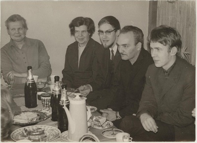Pidulik kohvijoomine külalistega Gruusiast puhketoas 10.03.1970.  similar photo