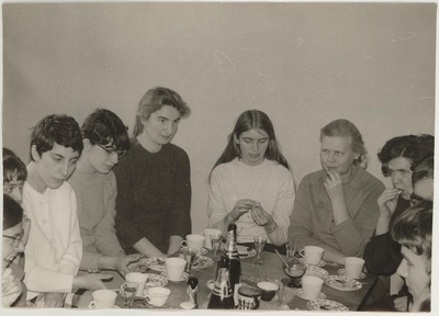 Pidulik kohvijoomine külalistega Gruusiast puhketoas 10.03.1970.  similar photo