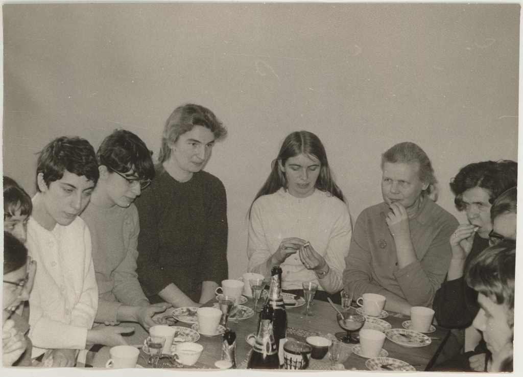 Pidulik kohvijoomine külalistega Gruusiast puhketoas 10.03.1970.