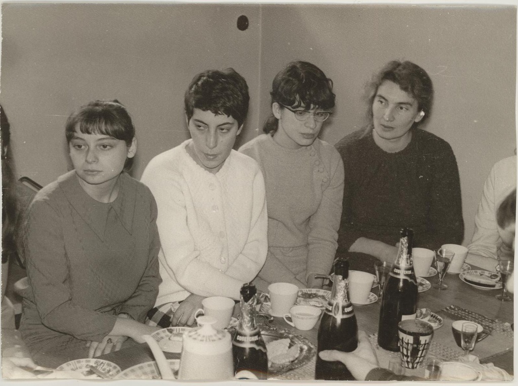 Pidulik kohvijoomine külalistega Gruusiast puhketoas 10.03.1970. Gruusia külalised (paremal Irakli Otšiauri abikaasa ja kolm kunstiüliõpilast).