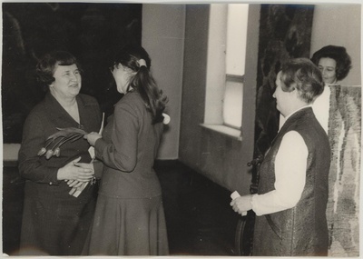 ENSV teenelise kunstitegelase Mari Adamsoni vaipade näituse avamine 20.03.1970. I korrusel.  similar photo
