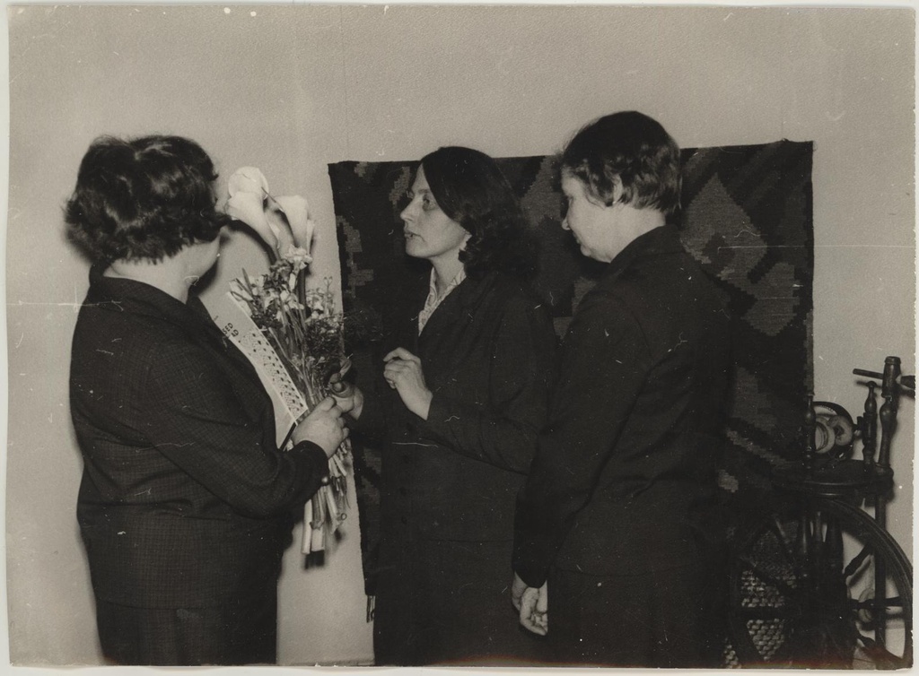 ENSV teenelise kunstitegelase Mari Adamsoni vaipade näituse avamine 20.03.1970. I korrusel.