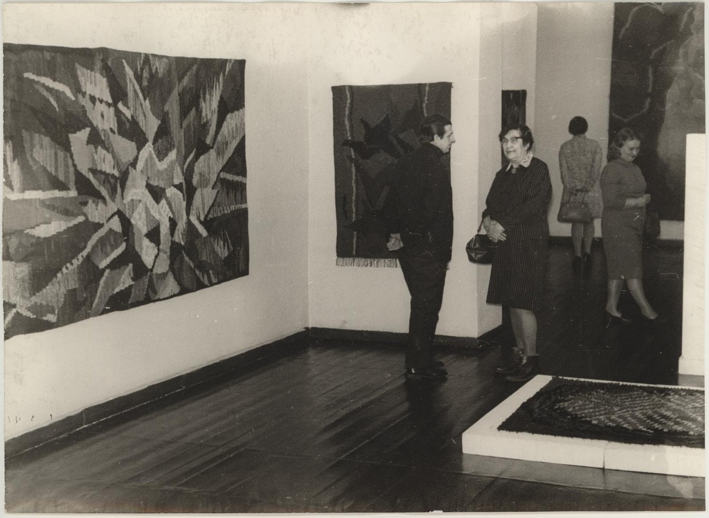 ENSV teenelise kunstitegelase Mari Adamsoni vaipade näituse avamine 20.03.1970. I korrusel. Külastajad näitusel