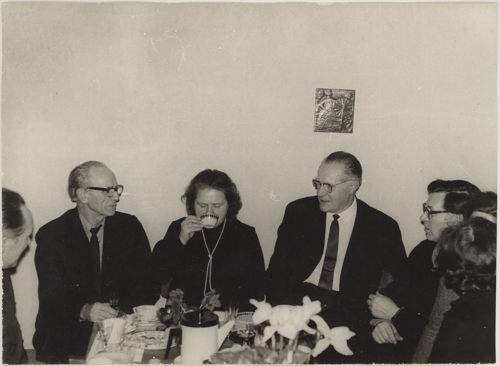 Raamatukoguhoidja Helgi Kruusmaa 50-aasta juubel 15.12.1970. Kohvilauas.