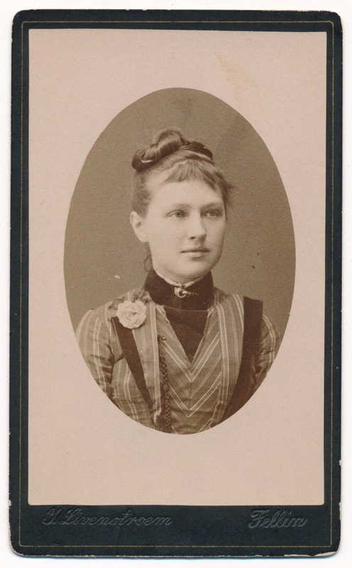 foto, naine, rinnaportree, foto J. Livenstroem, u 1890