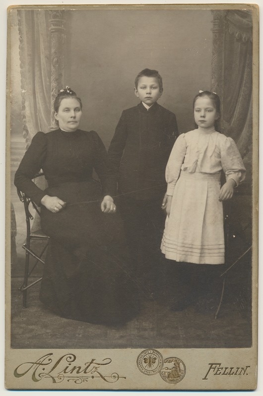 foto, naine kahe lapsega, u 1915, foto A. Lintz