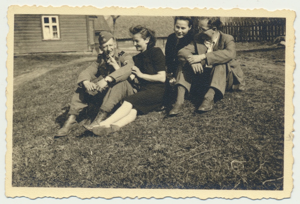foto, Viljandimaa, grupp, A. Halgmann, J. Naber jt, Puiatu, Rikkama talu õu, 1944