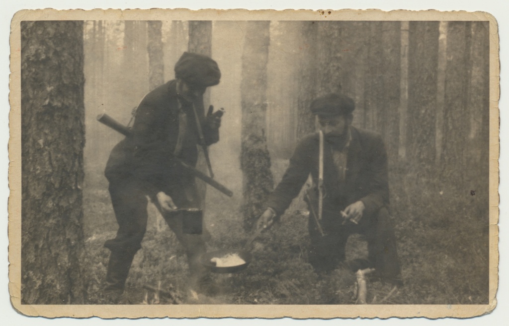 foto, Viljandimaa, Kõpu, 2 parašütisti metsas, sh E. Luts, söögitegemine, september 1944