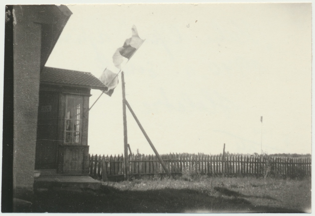 foto, Vene ja Eesti lipp Holstres, suvi 1940