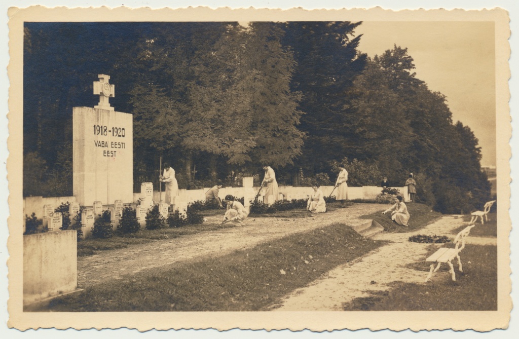 foto, Viljandi, Vabadussõjas langenute kalmistu, naiskodukaitse korrastamas, u 1935